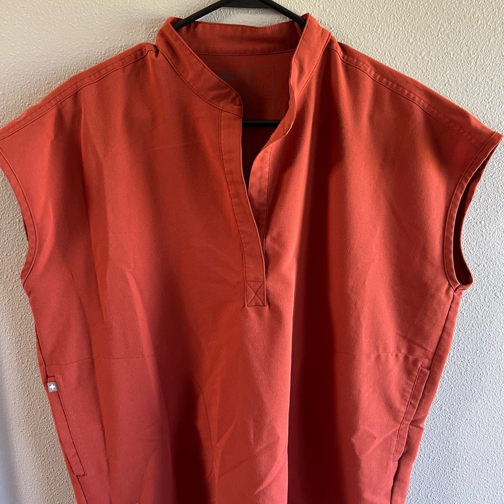 FIGS Rafaela Top Auburn-Medium